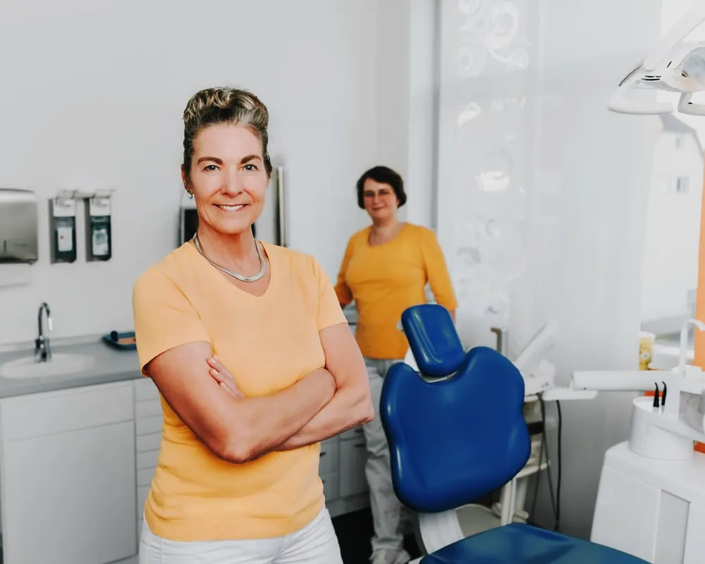 Zwei Mitarbeiterinnen im Behandlungszimmer der Praxis Hansen